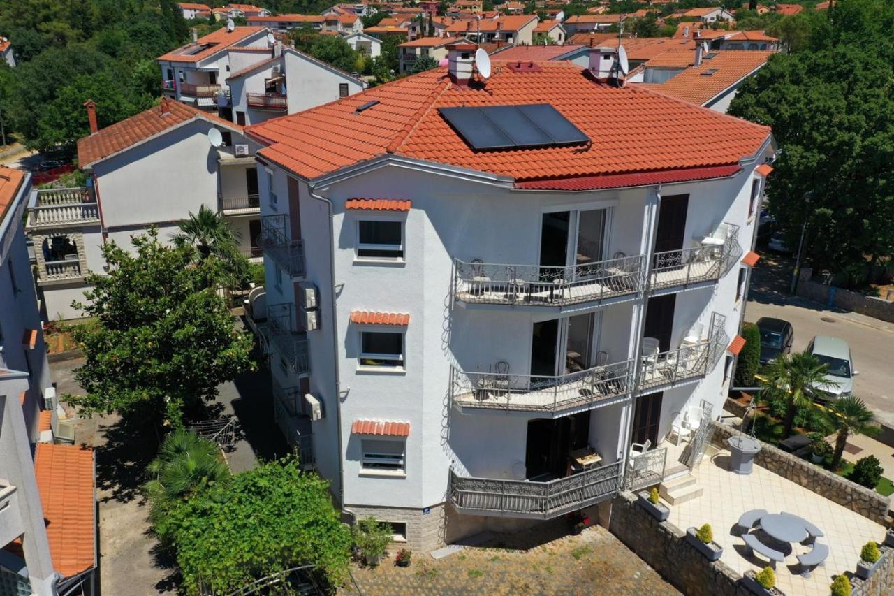 Apartments Mary Malinska Bagian luar foto
