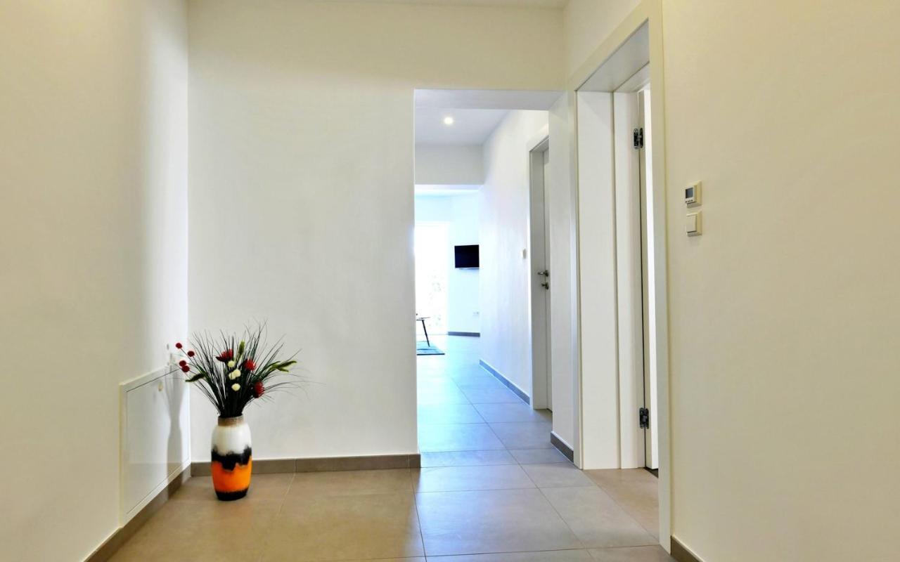 Apartments Mary Malinska Bagian luar foto